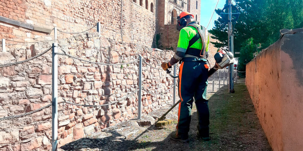 L'àrea de Jardineria de LaFACT, a càrrec del manteniment de diferents monuments històrics de Catalunya