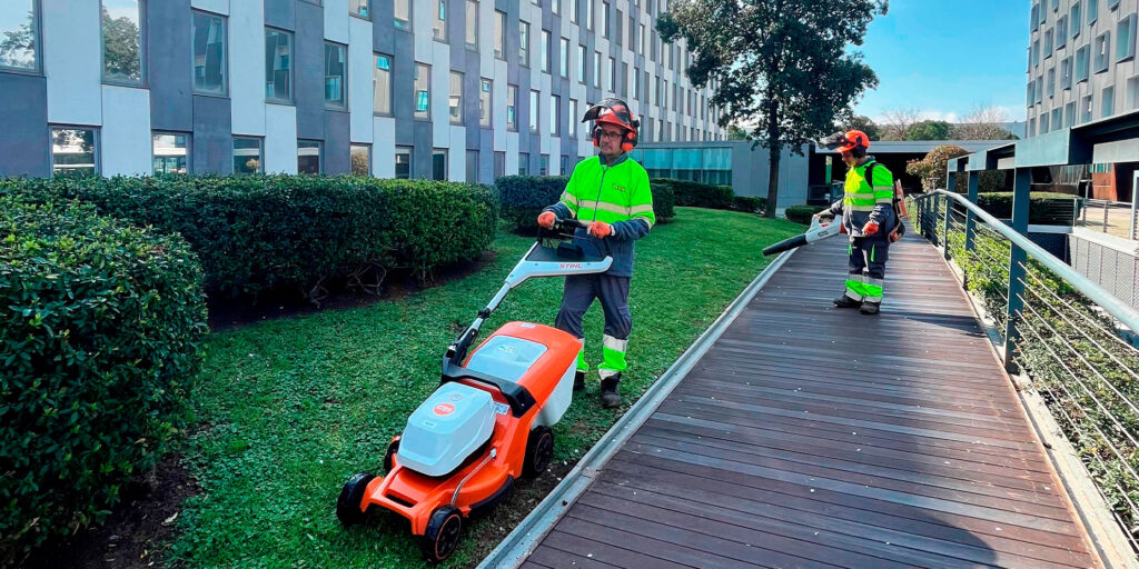 L’àrea de Jardineria de LaFACT inicia el primer servei integral amb mitjans elèctrics